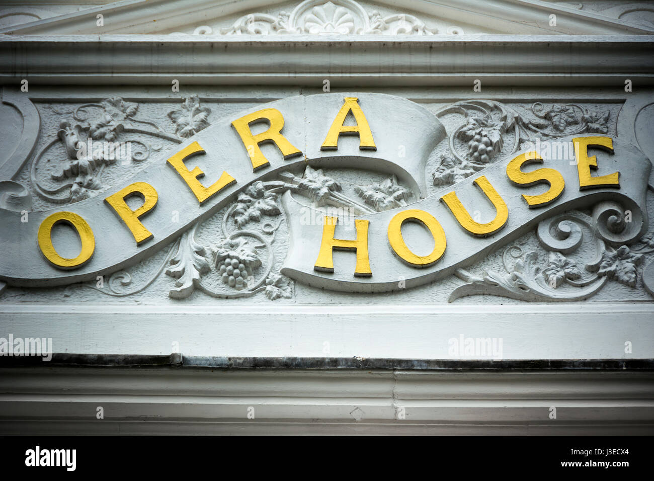 Opernhaus goldenen Schild auf klassischen Gebäudehülle Stockfoto