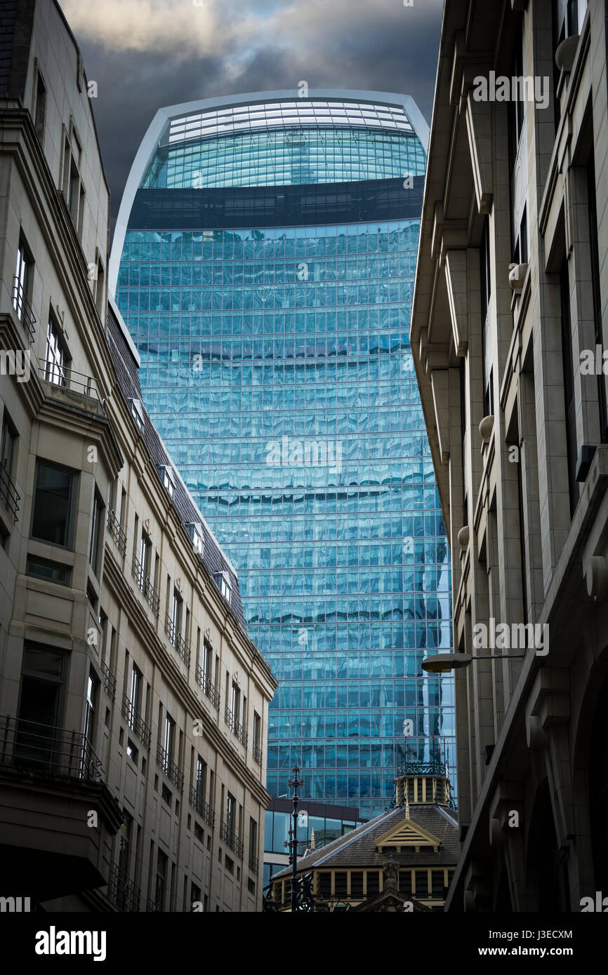 Umrahmt von klassischen Altbauten in London Fenchurch Street-Wolkenkratzer Stockfoto