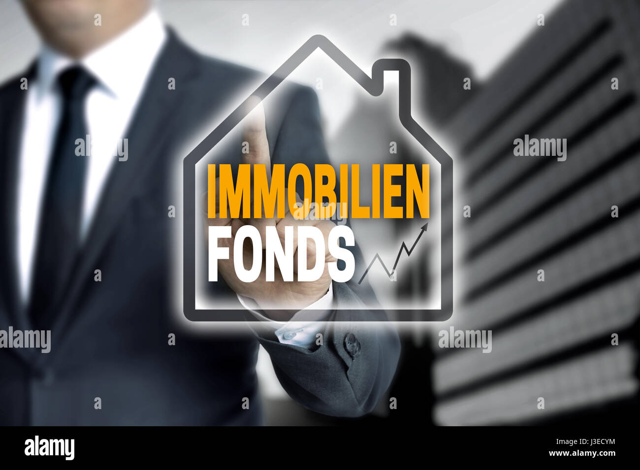 Immobilienfonds (in Deutsche Immobilien Fonds) Touchscreen wird durch Geschäftsmann betrieben. Stockfoto
