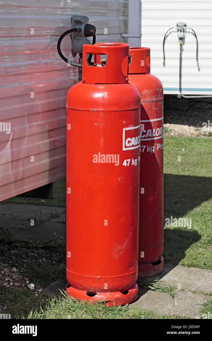 Zwei 47kg Calor Gasflaschen angeschlossen, um eine statische Wohnwagen auf einem Ferienpark Wohnwagen Stockfoto