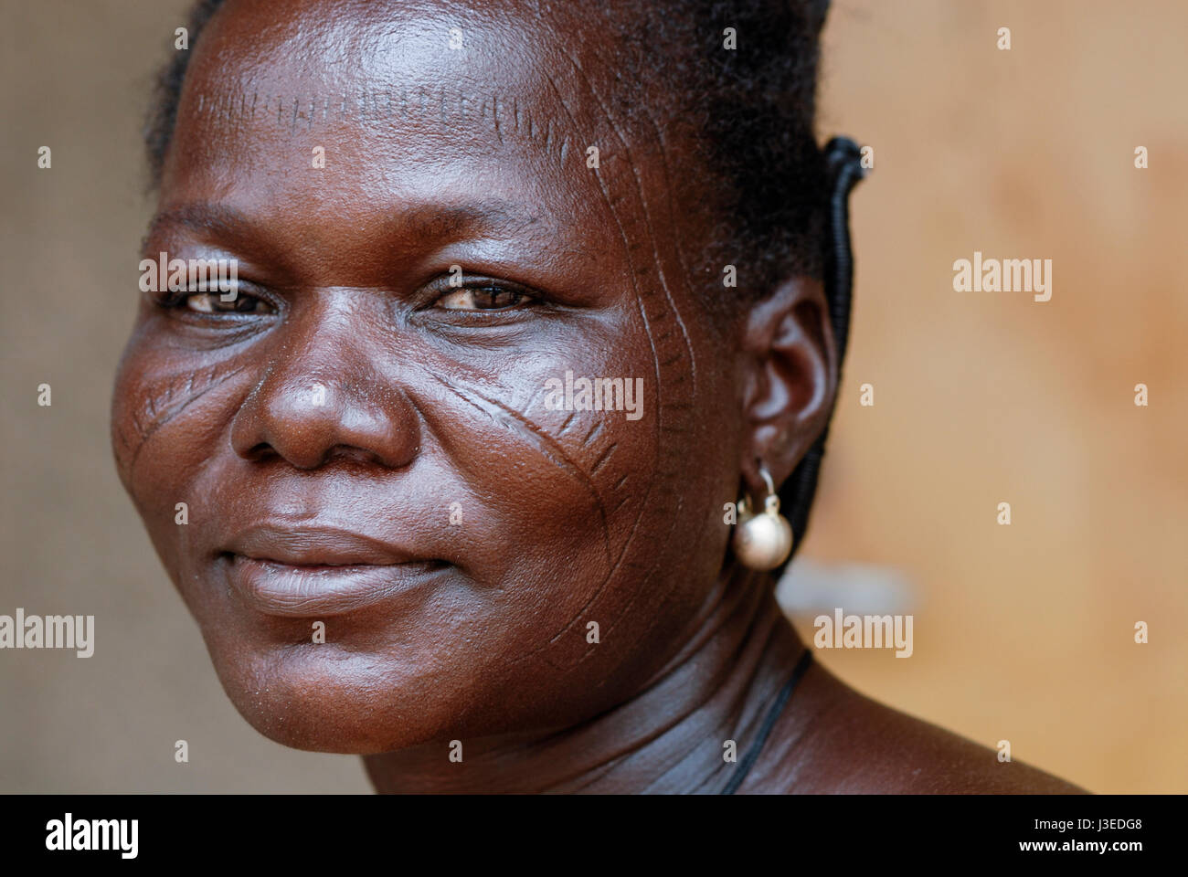 BURKINA FASO, Kaya, Hilfsprojekt der katholischen Kirche für erzwungene verheiratete Mädchen in Boken, Porträts der Frau mit scarification Stockfoto