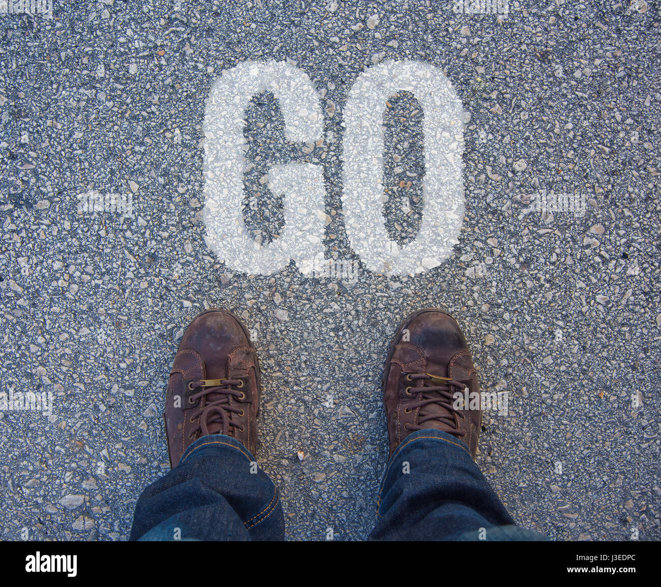 Füße auf der Straße mit Text gehen wir Stockfoto