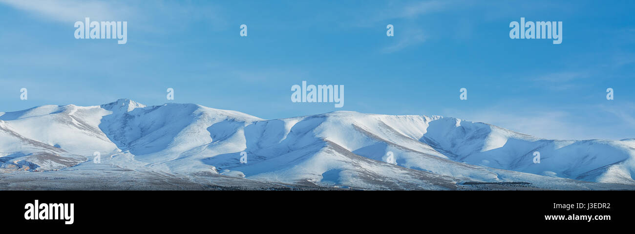 Landschaft der Schneeberg mit blauem Himmel aus Nigde, Türkei Stockfoto
