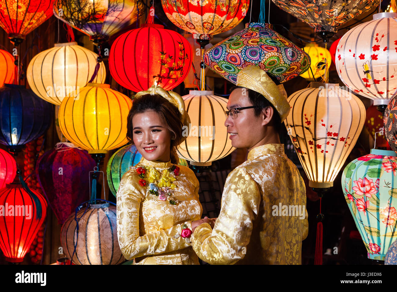 Hoi an, Vietnam - 11. März 2017: vietnamesischen Bräute in traditioneller Tracht gegen bunte Laternen Festival Vollmondnacht Stockfoto