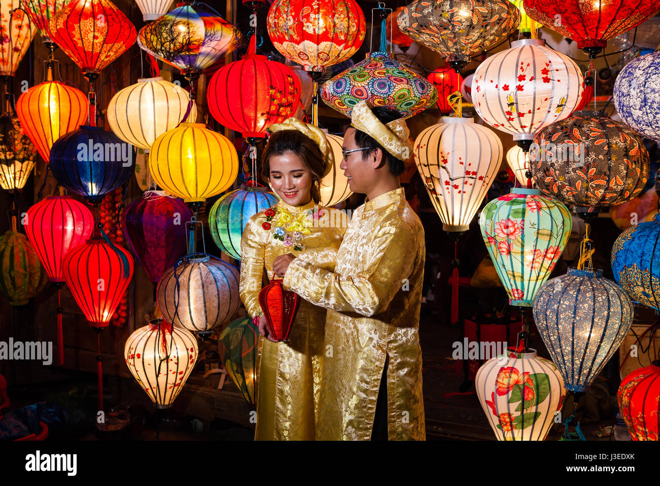 Hoi an, Vietnam - 11. März 2017: vietnamesischen Bräute in traditioneller Tracht gegen bunte Laternen Festival Vollmondnacht Stockfoto