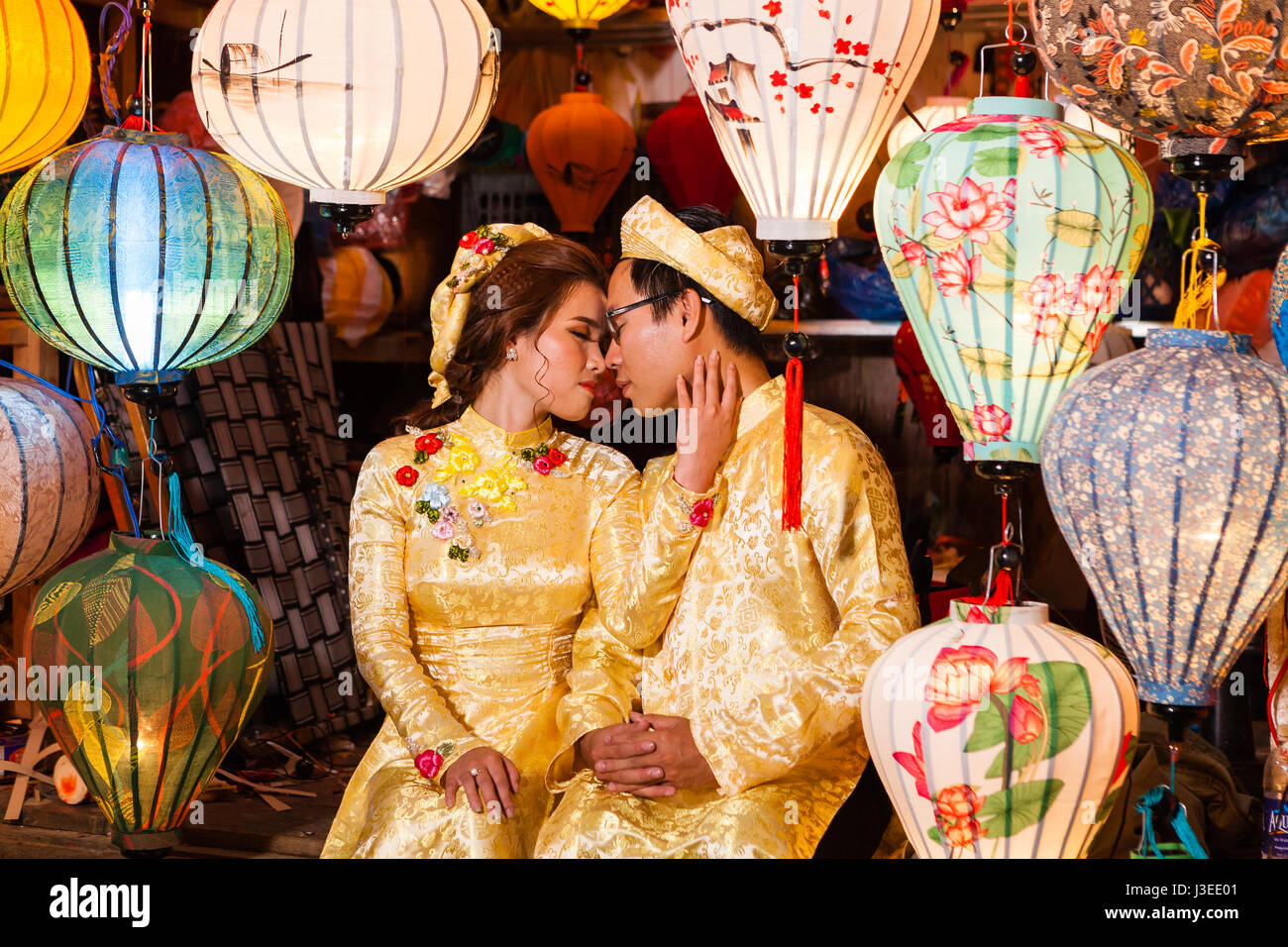 Hoi an, Vietnam - 11. März 2017: vietnamesischen Bräute in traditioneller Tracht gegen bunte Laternen Festival Vollmondnacht Stockfoto