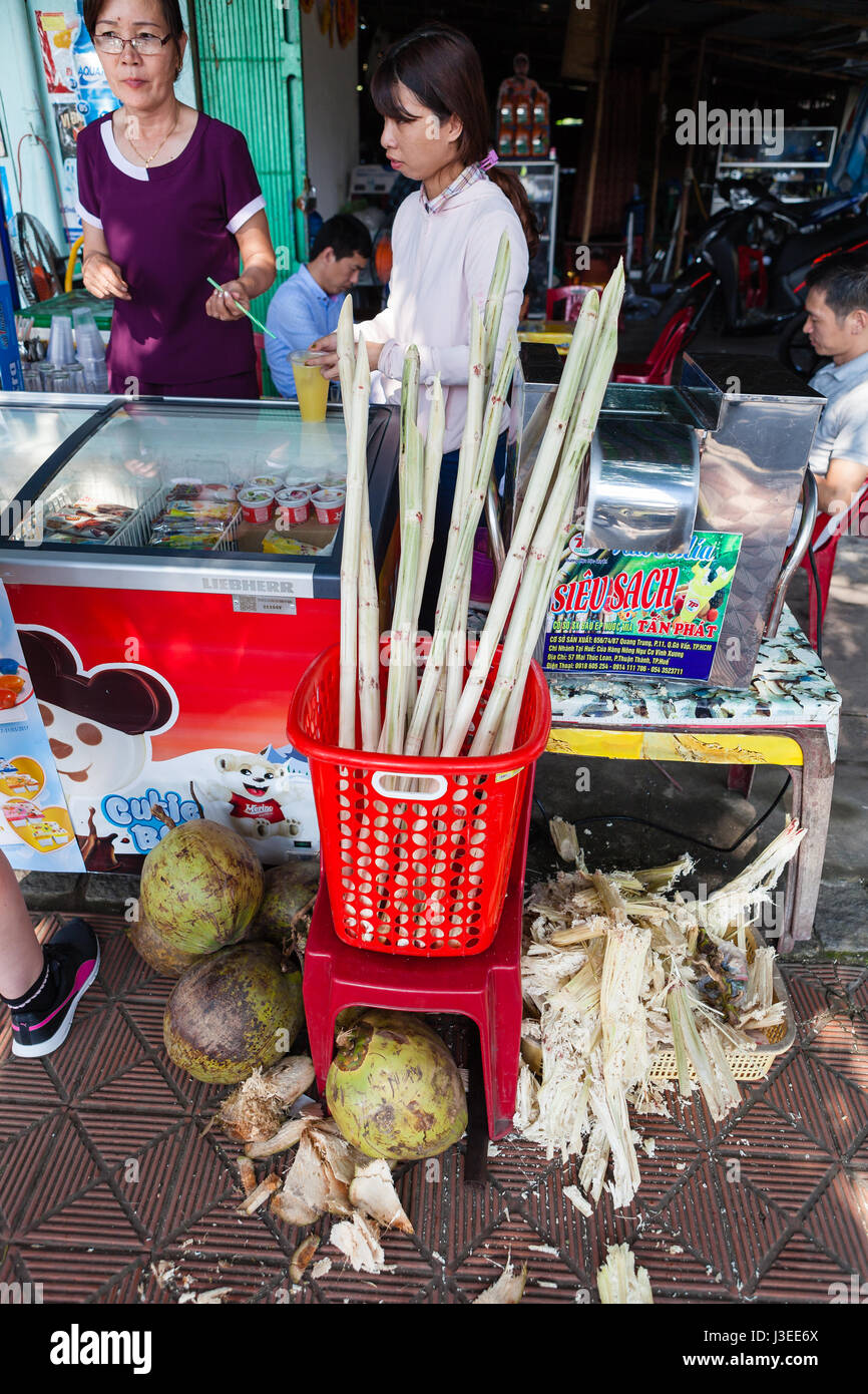 Hoi an, Vietnam - 10. März 2017: Herstellung von Zuckerrohrsaft. Dieses beliebte Getränk kann an fast jeder Ecke der Straße gekauft werden. Es ist ser Stockfoto
