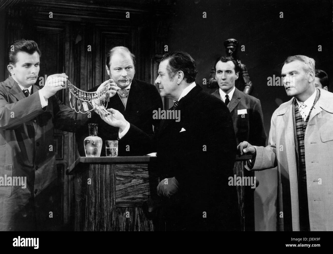 Sherlock Holmes und das Halsband des Todes Sherlock Holmes und der  tdlichen Halskette Jahr: 1962 - Frankreich/Italien/West Deutschland  Thorley Walters, Hans Shnker, Christopher Lee Regisseur: Terence Fisher  Frank Winterstein Stockfotografie - Alamy