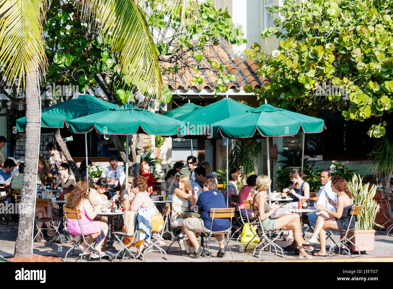 Miami Beach Florida, Ocean Drive, News Cafe, Restaurant Restaurants Essen Essen Essen Essen Essen essen Cafe Cafés Bistro, Außenterrasse Bürgersteig draußen Open Air Tische, s Stockfoto Miami Beach Florida, Ocean Drive, News Cafe, Restaurant Restaurants Essen Essen Essen Essen Essen essen Cafe Cafés Bistro, Außenterrasse Bürgersteig draußen Open Air Tische, s Stockfoto