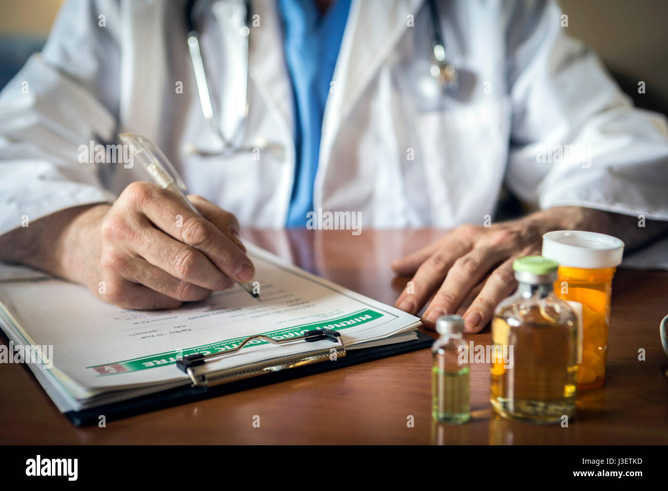 Arzt Patienten Hinweise auf eine ärztliche Untersuchung oder Rezept schreiben Stockfoto