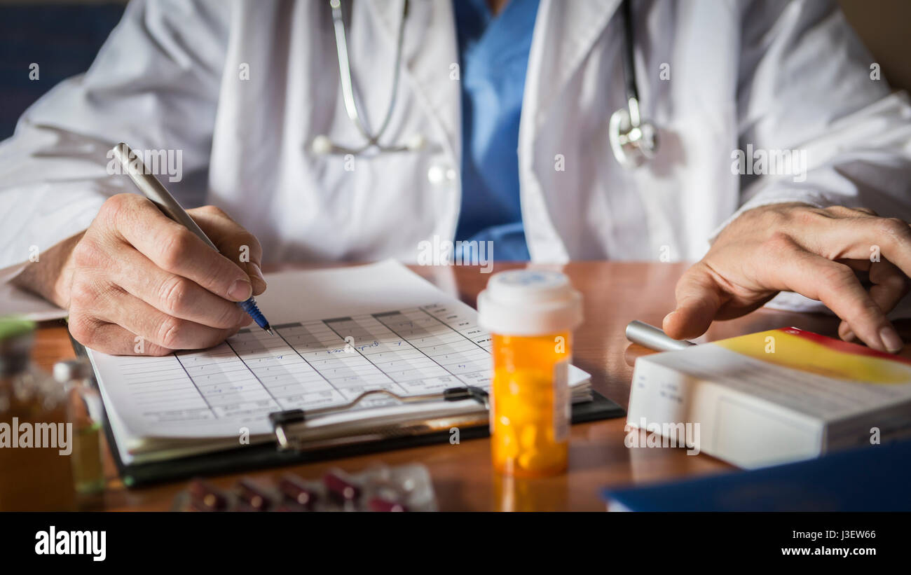 Arzt Patienten Hinweise auf eine ärztliche Untersuchung oder Rezept schreiben Stockfoto