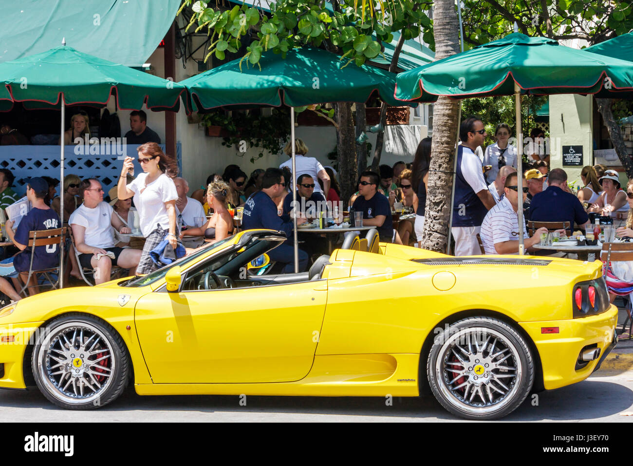 Miami Beach Florida, Ocean Drive, News Cafe, Restaurant Restaurants Essen Essen Essen Essen Essen Essen gehen Cafe Cafés Bistro, Außenterrasse Bürgersteig draußen Open Air Tische, F Stockfoto Miami Beach Florida, Ocean Drive, News Cafe, Restaurant Restaurants Essen Essen Essen Essen Essen Essen gehen Cafe Cafés Bistro, Außenterrasse Bürgersteig draußen Open Air Tische, F Stockfoto