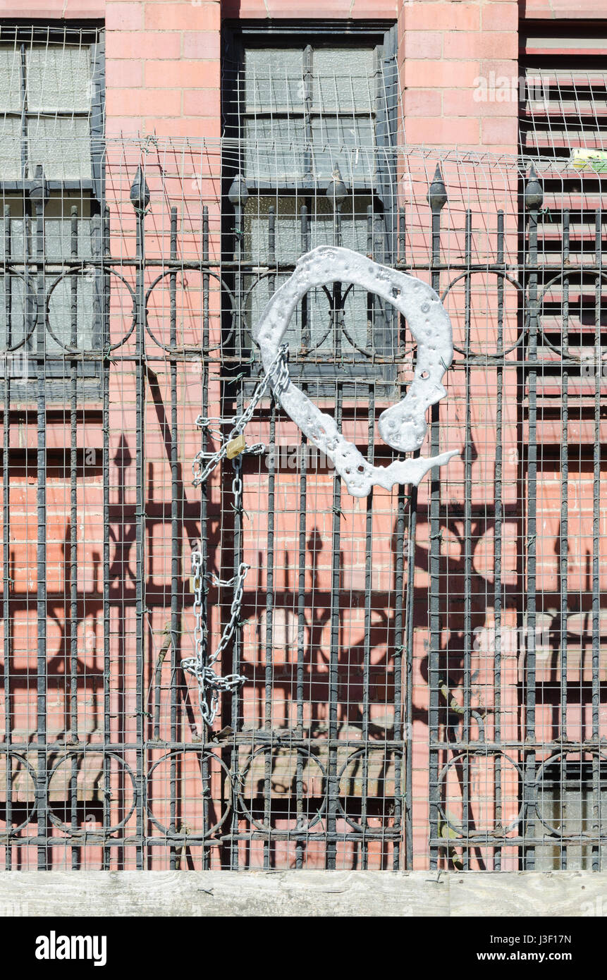 Dekorative geschmolzenes Metall auf einem schmiedeeisernen Zaun in Birminghams Jewellery Quarter Stockfoto
