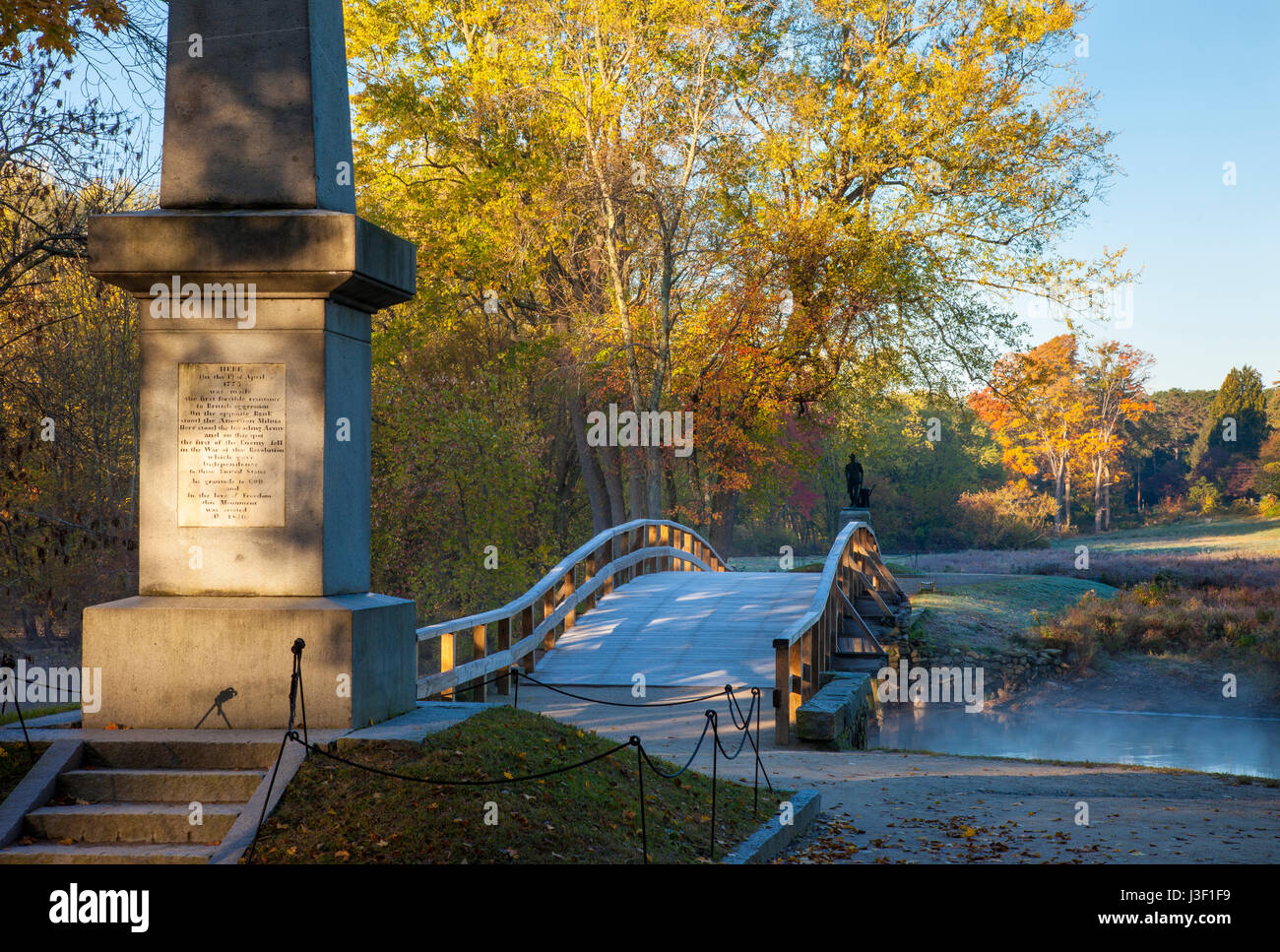 Herbst Farbe in den Ahornbäumen im Morgengrauen über die Old North Bridge, Concord, Massachusetts, USA Stockfoto