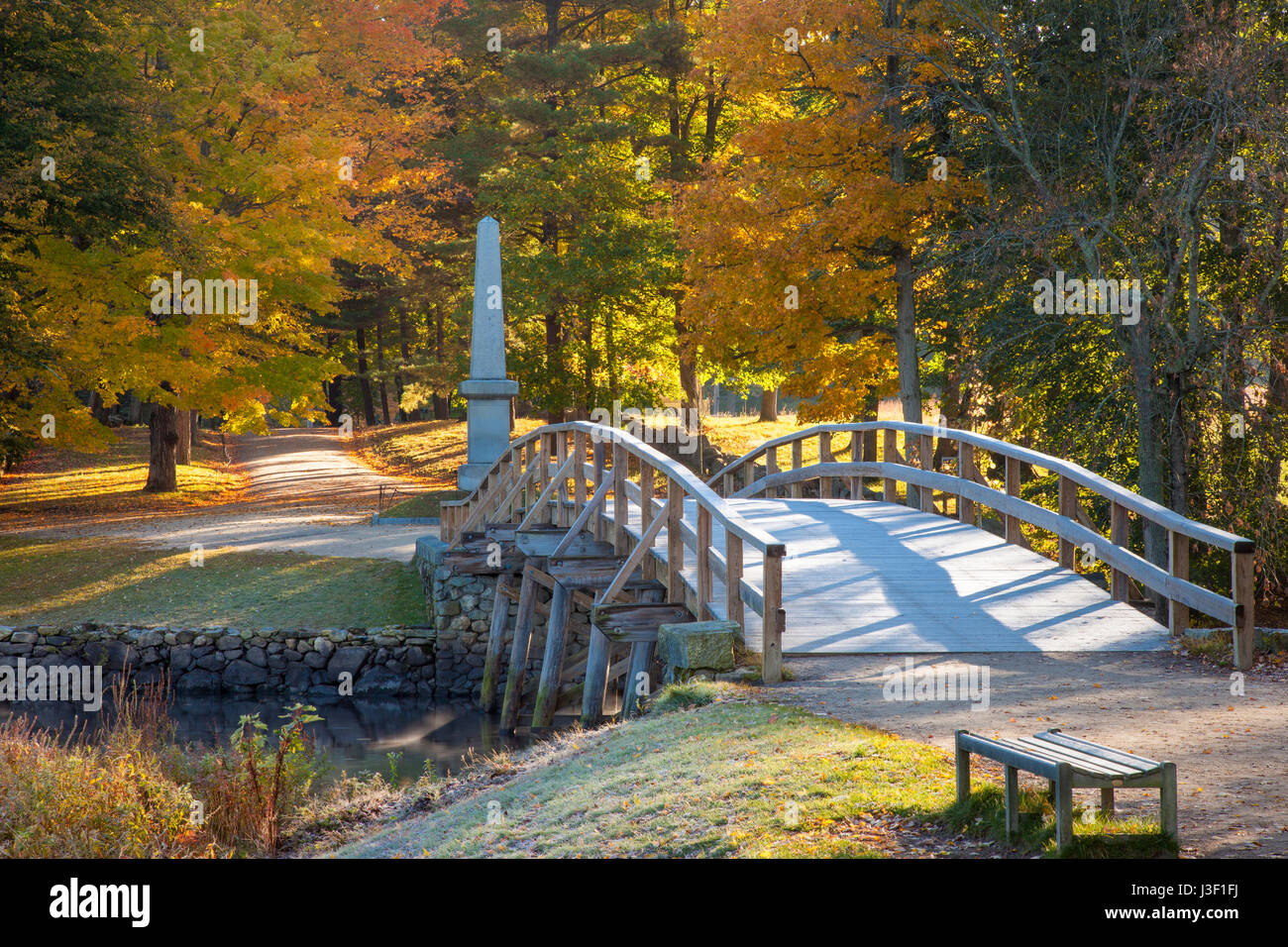 Herbst Farbe in den Ahornbäumen im Morgengrauen über die Old North Bridge, Concord, Massachusetts, USA Stockfoto