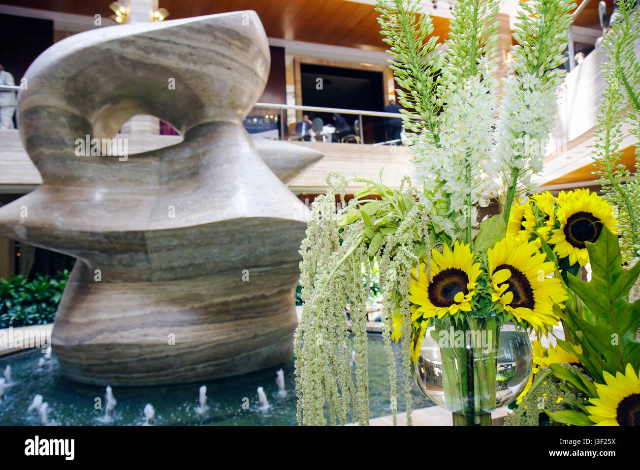 Miami Florida, InterContinental, Hotelhotels, Motel Motels, Lobby, Henry Moore-Skulptur, Blumenarrangement, Sonnenblume, Reisende Stockfoto