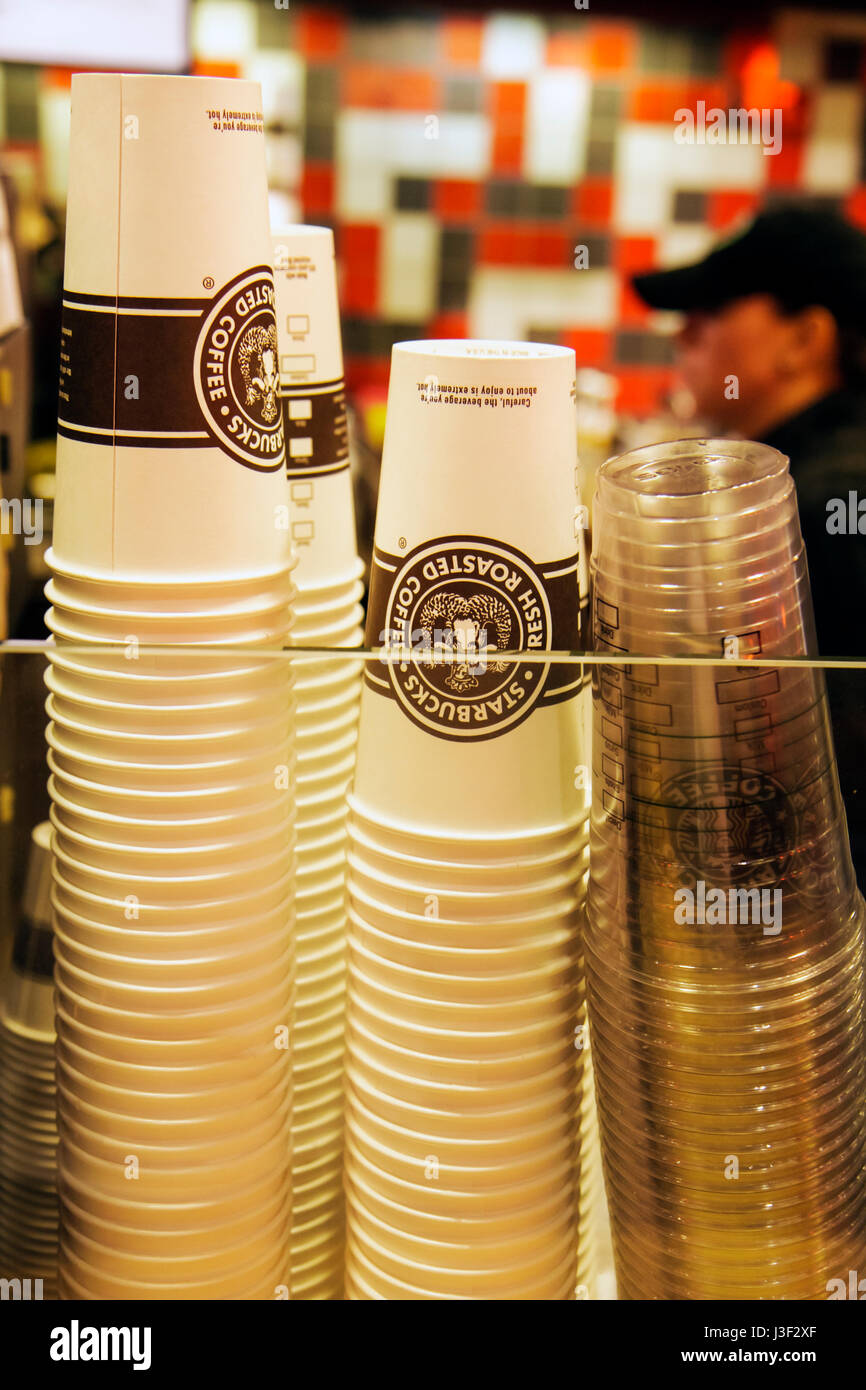 Miami Beach, Florida, Ocean Drive, Cafe, Starbucks, internationales Kaffeehaus, Kaffee, Barista, Shopping Shopper Shopper Shopper Läden Marktmärkte Marktplatz Stockfoto