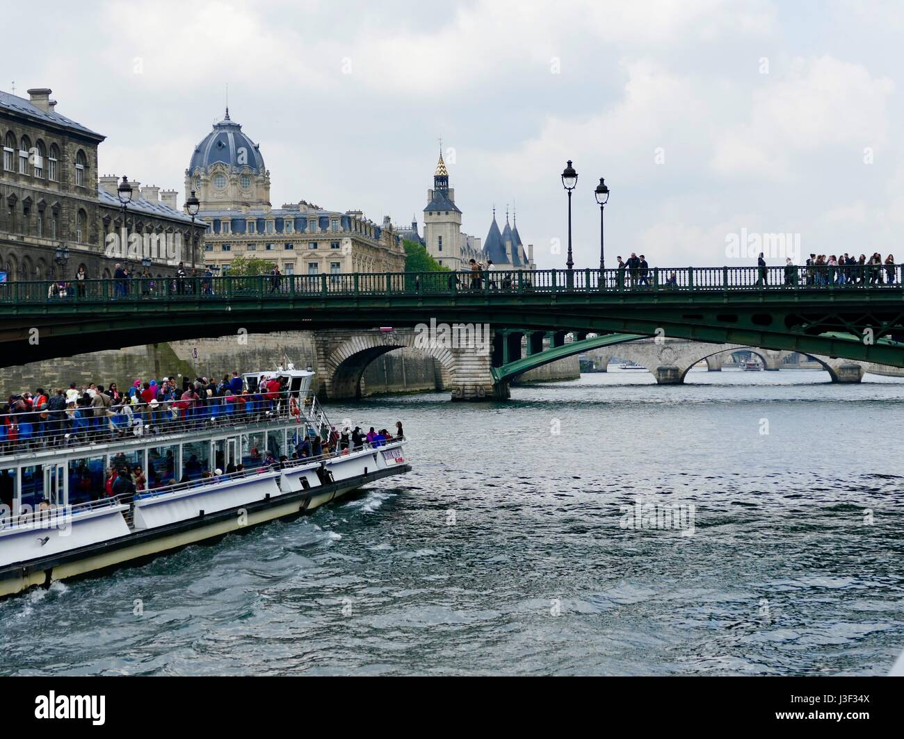 Blick entlang der Seine, einschließlich der Brücke und touristischen Boot, von dem rechten Ufer, Rives de Seine. Paris, Frankreich Stockfoto