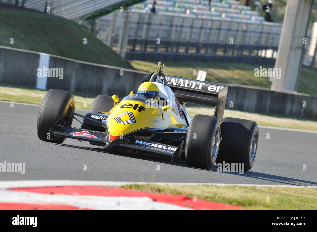 Die Renault RE40 Formel 1 auf Nevers Magny-Cours zu verfolgen, während die 10 th Classic Tage mit Alain Serpaggi am Steuer. Stockfoto