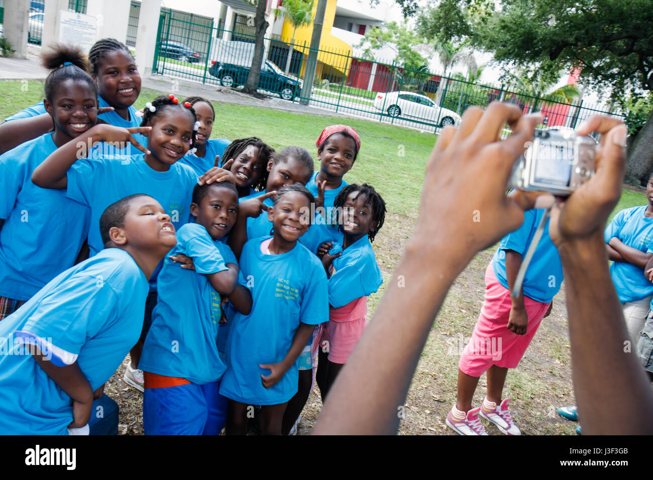 Miami Florida,Little Haiti,Range Park,Back to School Event,Schwarze Schwarze Afrikanische Afrikaner ethnische Minderheit,Junge Jungen,männliche Kinder Kinder Kinder Jugendliche Stockfoto