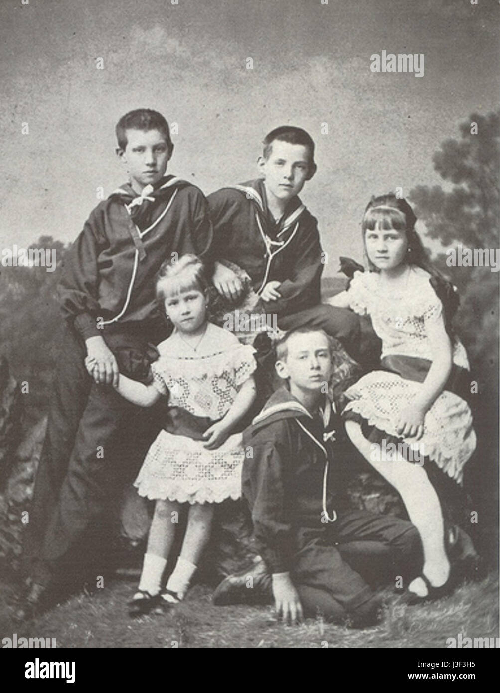 Dieses historische Bild zeigt die königliche griechische Familie. Die Familie war integraler Bestandteil der griechischen Monarchie und politischen Landschaft, mit Verbindungen zu europäischen Königshäusern und bedeutendem Einfluss auf die griechische Geschichte im 19. Und 20. Jahrhundert. Stockfoto