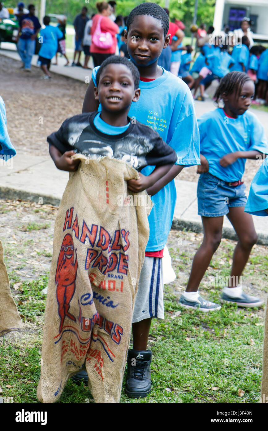 Miami Florida,Little Haiti,Range Park,Back to School Event,Schwarze Schwarze Afrikanische Afrikaner ethnische Minderheit,Junge Jungen,männliche Kinder Kinder Kinder Jugendliche Stockfoto