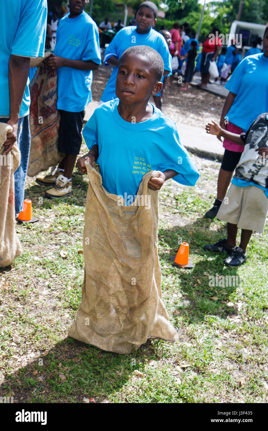 Miami Florida,Little Haiti,Range Park,Back to School Event,Schwarze Schwarze Afrikanische Afrikaner ethnische Minderheit,Junge Jungen,männliche Kinder Kinder Kinder Jugendliche Stockfoto