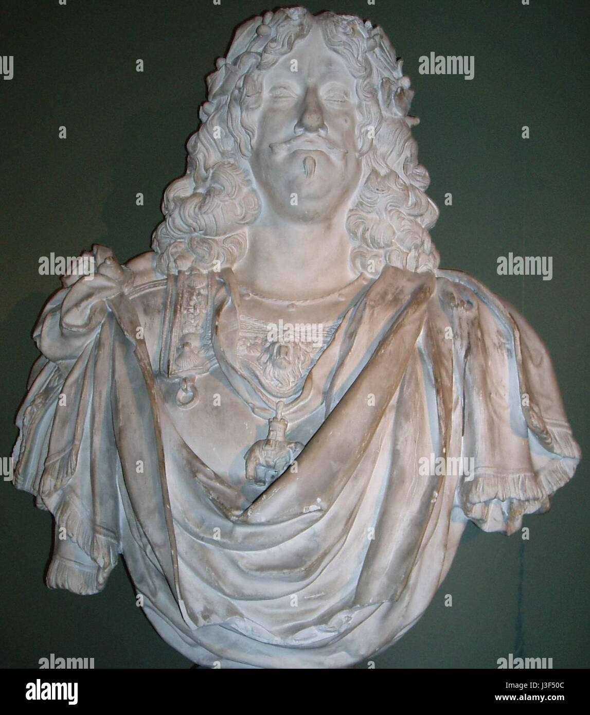 Die Büste Friedrichs III. Ist eine skulpturale Darstellung des dänischen Königs, bekannt für seine Regierungszeit von 1648 bis 1670. Das Kunstwerk zeigt seine königliche Kleidung und seine unverwechselbaren Merkmale und dient als historisches Artefakt der dänischen Monarchie. Stockfoto