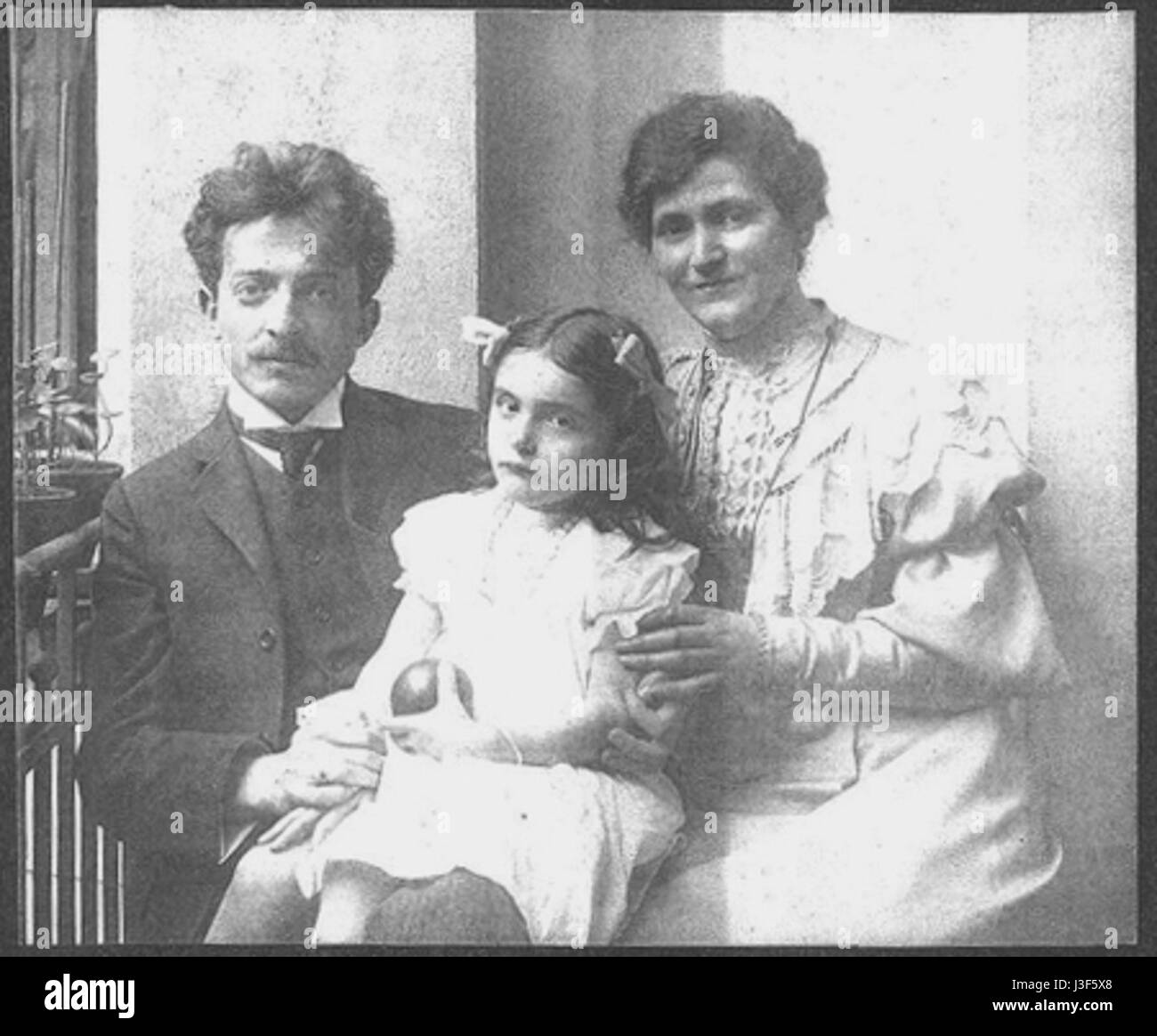 Der Familienname Poritzky bezieht sich auf eine historische Abstammung, die möglicherweise mit jüdischem oder europäischem Adel verbunden ist. Weitere Untersuchungen wären erforderlich, um den geografischen und kulturellen Hintergrund der Familie oder die angesehenen Mitglieder zu bestimmen. Stockfoto