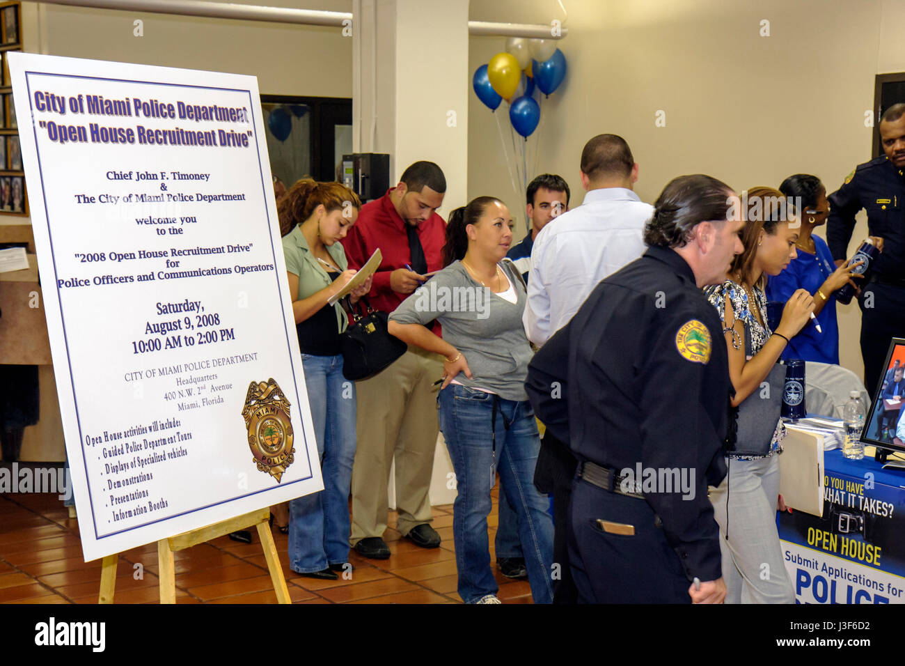 Miami Florida, Miami Police Department, Polizeirekrutierung offenes Haus, Häuser, Poster, multikulturell, schwarzafrikanische Afrikaner, hispanischer Mann Männer, Frau FEM Stockfoto