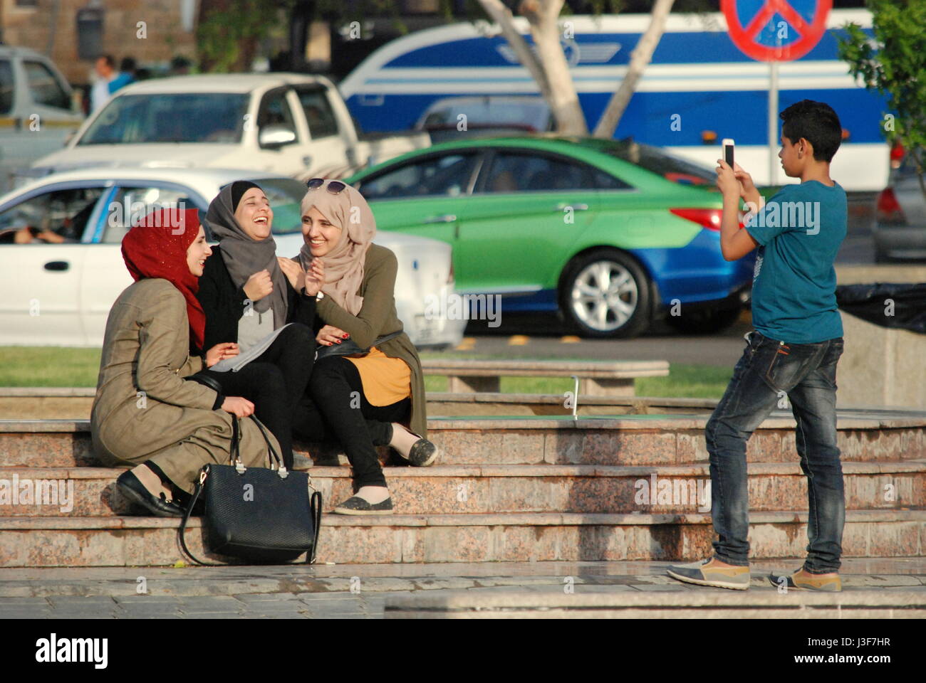 Muslimische Frauen Lächeln in der Stadt Aqaba, Jordanien, Naher Osten, Asien Gettign sich fotografieren Stockfoto