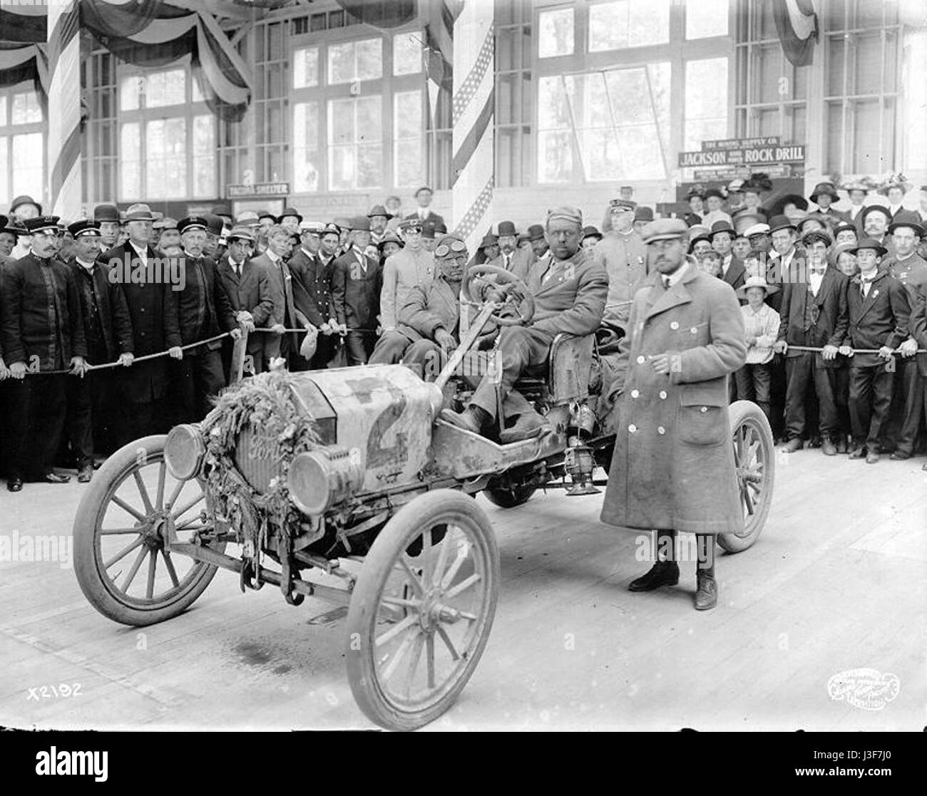 Der Ford T, auch bekannt als Model T, war ein bahnbrechendes Automobil, das von der Ford Motor Company Anfang des 20. Jahrhunderts hergestellt wurde. Sie revolutionierte die Automobilindustrie mit ihren Erschwingungs- und Massenproduktionsmethoden. Stockfoto