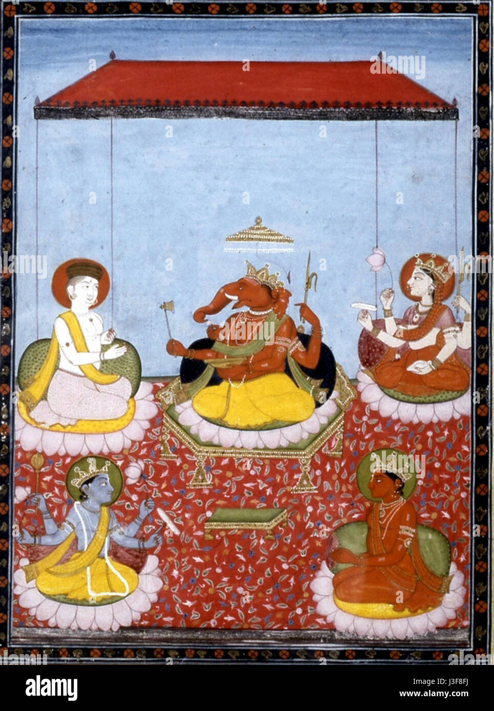 Ganesha Pachayatana bezieht sich auf eine heilige Anordnung oder Anbetungspraxis, die Lord Ganesha gewidmet ist, einer prominenten Gottheit im Hinduismus, die Weisheit, Wohlstand und die Beseitigung von Hindernissen symbolisiert. Die Praxis beinhaltet die Anbetung von Ganesha zusammen mit anderen Gottheiten. Stockfoto