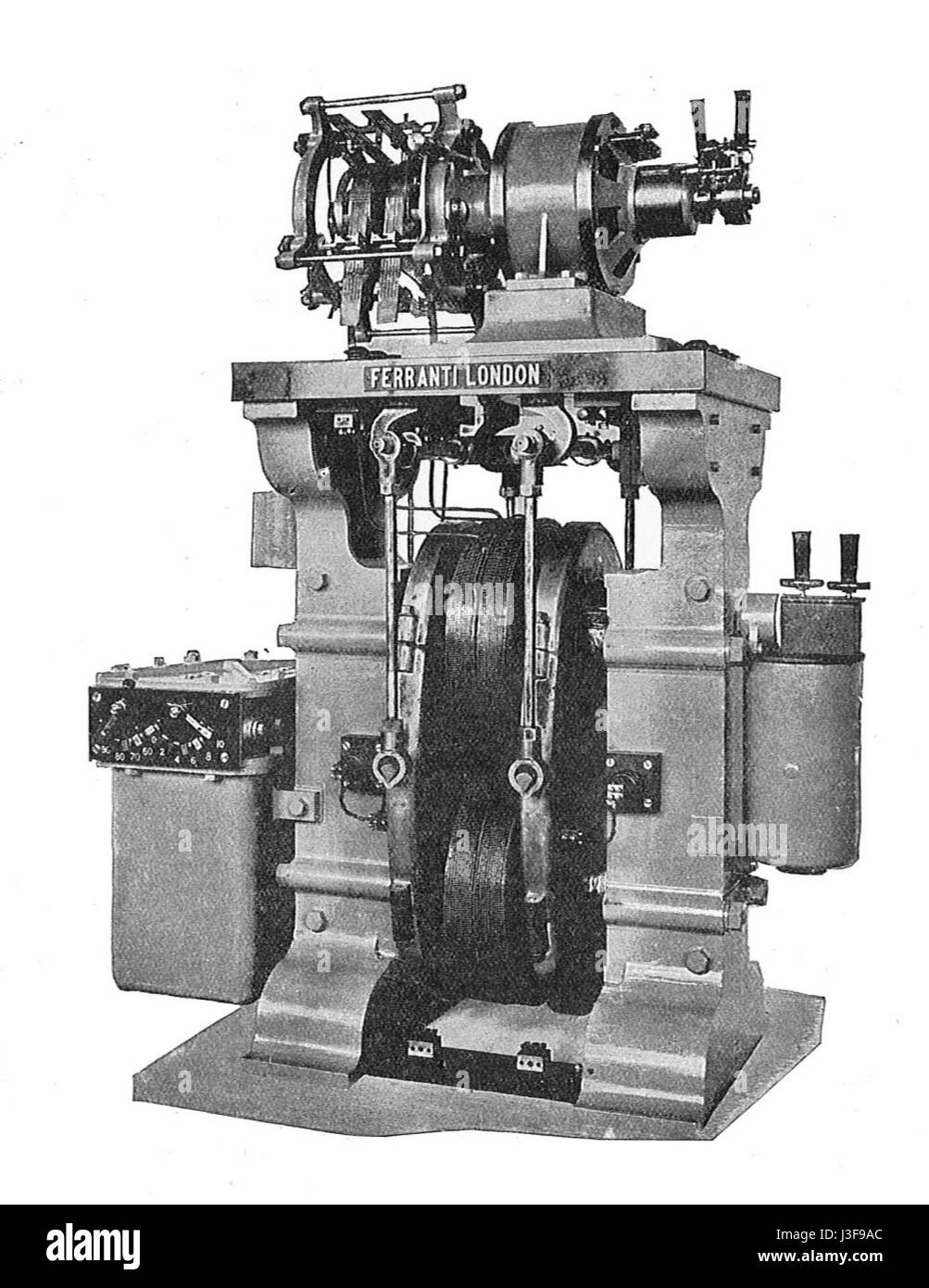 Der Synchrongleichrichter Ferranti, der 1909 in Rankin Kennedys Arbeit diskutiert wurde, beschreibt die Technologie, die zur Umwandlung von Wechselstrom in Gleichstrom verwendet wird. Dieses elektrische Gerät spielte eine Rolle bei den frühen Entwicklungen in der Elektrotechnik. Stockfoto