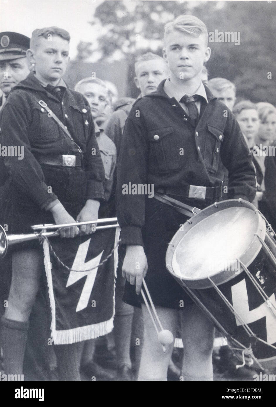 Die Veranstaltung 1938 in Vlotho zur Eröffnung des HJ FÃ¼hrerschule stellt einen bedeutenden Moment in der historischen Entwicklung der NS-Jugendbildung und ihrer ideologischen Grundlagen dar. Stockfoto