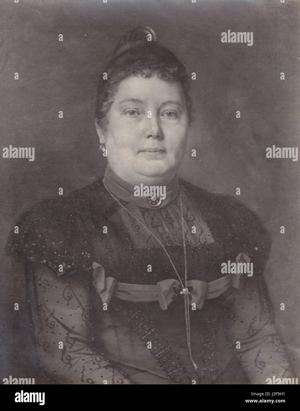 Frau Hauptmann Charisius, ein Porträt aus dem Jahr 1900, fängt eine Frau in Militäruniform ein, die wahrscheinlich eine bemerkenswerte weibliche Figur aus der deutschen Geschichte darstellt. Das Porträt spiegelt die formale Kleidung und kulturelle Elemente der Zeit wider, mit Liebe zum Detail in der Kleidung und Frisur, die für diese Zeit typisch sind. Stockfoto Frau Hauptmann Charisius, ein Porträt aus dem Jahr 1900, fängt eine Frau in Militäruniform ein, die wahrscheinlich eine bemerkenswerte weibliche Figur aus der deutschen Geschichte darstellt. Das Porträt spiegelt die formale Kleidung und kulturelle Elemente der Zeit wider, mit Liebe zum Detail in der Kleidung und Frisur, die für diese Zeit typisch sind. Stockfoto