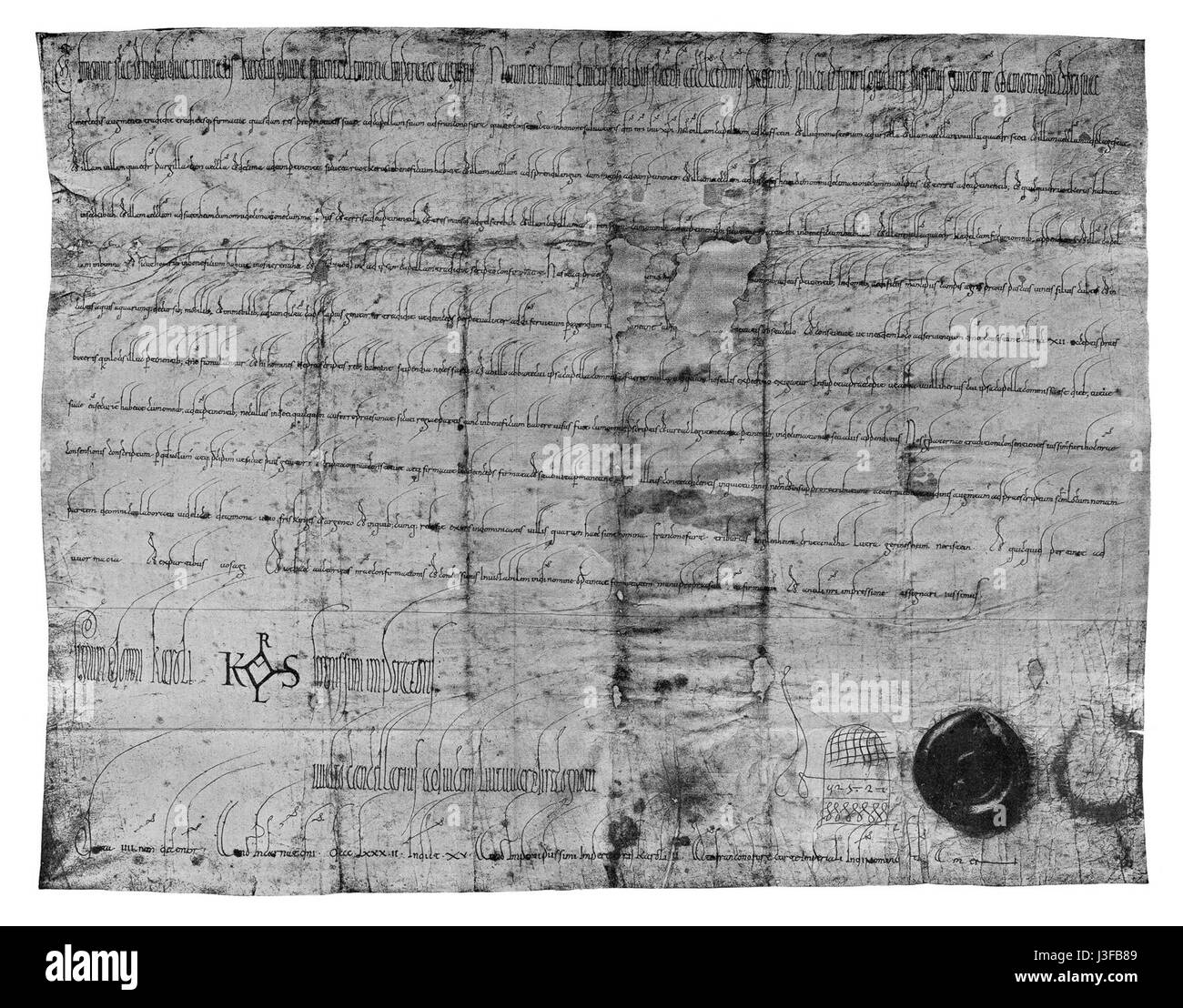 Dieses historische Dokument aus Frankfurt am Main zeigt königliche Dekrete oder Urkunden, die den rechtlichen und politischen Rahmen des mittelalterlichen Deutschland mit einem Schwerpunkt auf die kaiserliche Herrschaft im 9. Jahrhundert veranschaulichen. Stockfoto