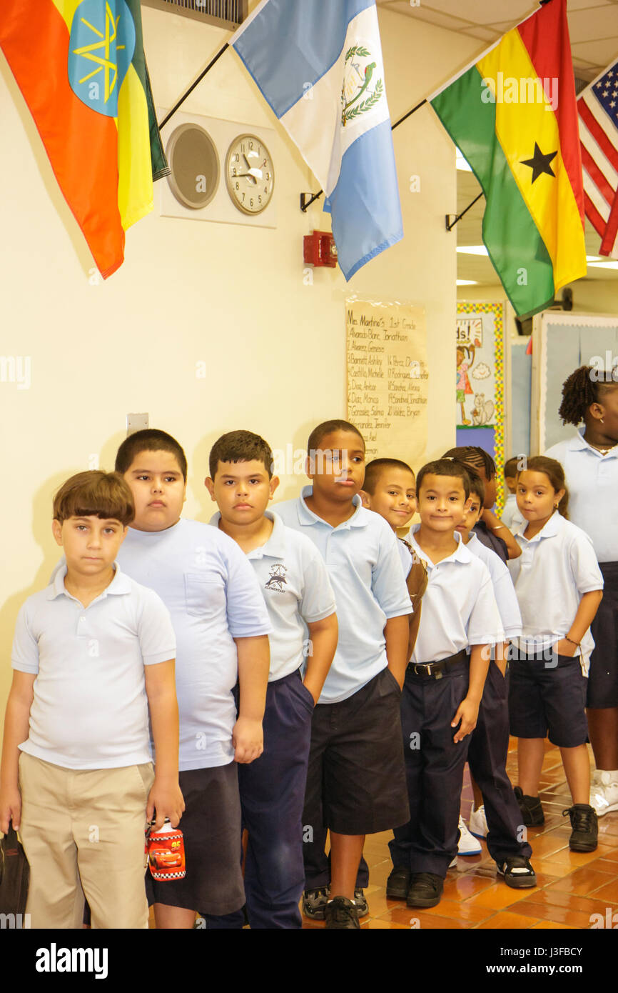 Miami Florida, Comstock Grundschule, Willkommen zurück, Rucksack Giveaway, Hispanic Latino ethnische Einwanderer Minderheit, Schwarze Schwarze Afrika Stockfoto