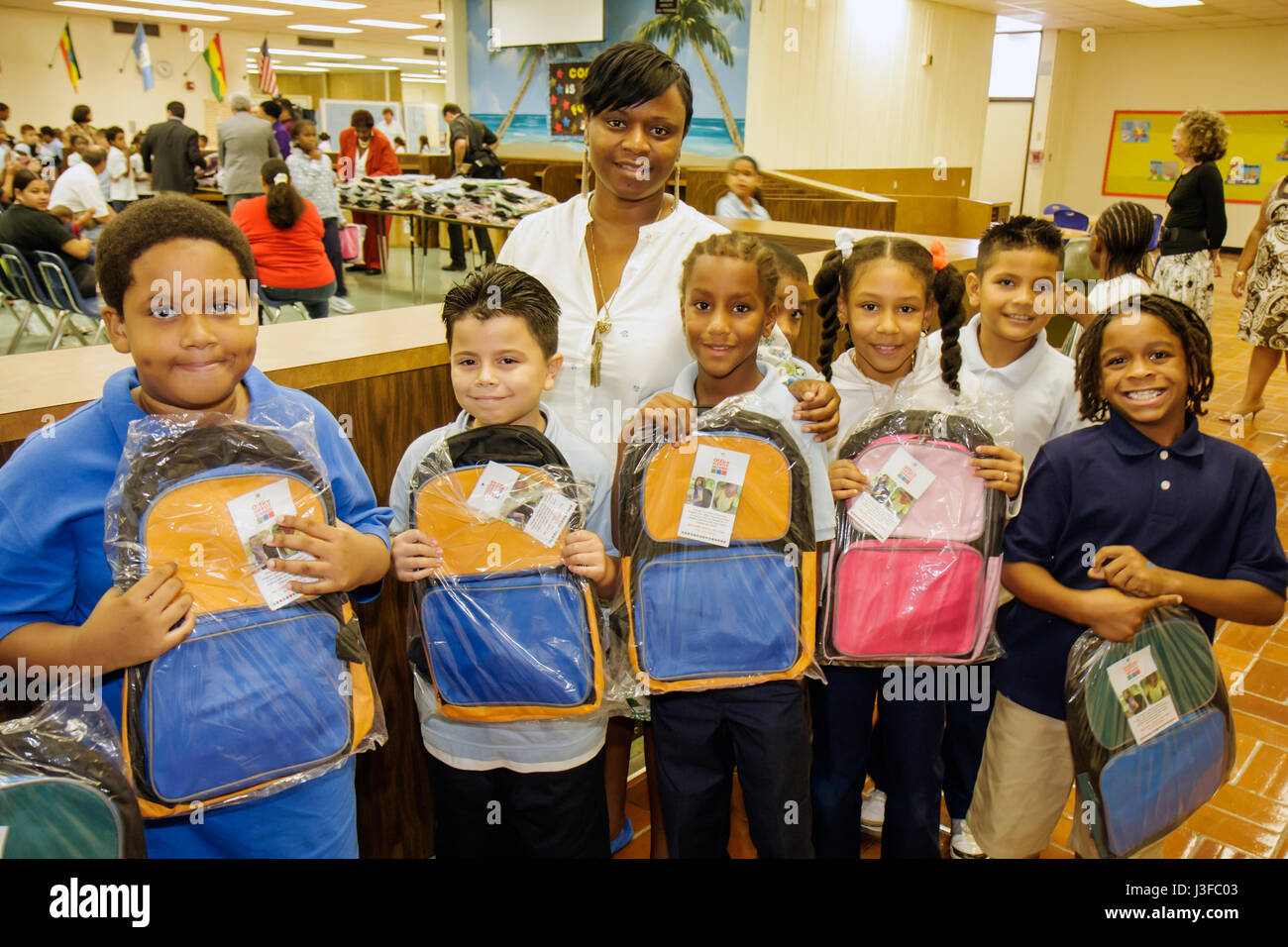 Miami Florida, Comstock Grundschule, Willkommen zurück, Rucksack-Giveaway, Hispanic ethnischen schwarzen afrikanischen Afrikanern, Frau weiblichen Frauen, Jungen, männlichen Kid KI Stockfoto