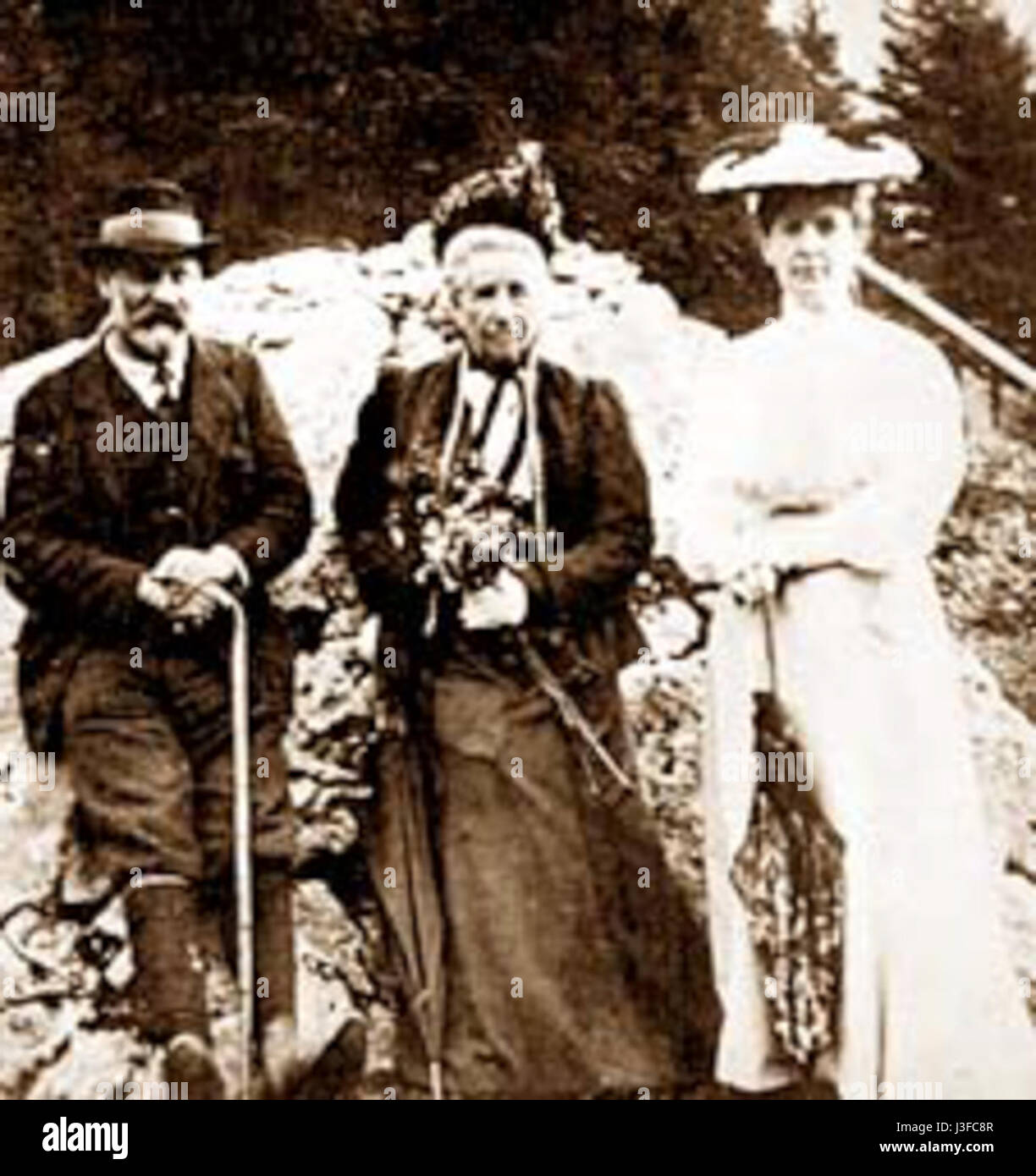 Diese Fotografie aus dem Jahr 1905 zeigt Sigmund Freud während seiner Zeit in Altaussee. Freud war bekannt für seine Pionierarbeit in der Psychologie, und seine Präsenz in Altaussee ist ein bedeutender Punkt in seinem persönlichen und beruflichen Leben, der seine intellektuelle Reise widerspiegelt. Stockfoto