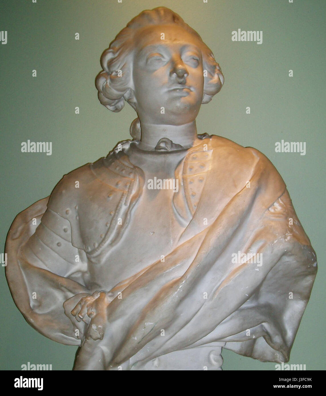 Diese Büste des Königs Friedrich V. von Dänemark, die im 18. Jahrhundert geschaffen wurde, spiegelt das Gleichnis der königlichen Figur wider. Friedrich V. regierte von 1746 bis zu seinem Tod 1766 und seine Büste repräsentiert seine Beiträge zur dänischen Kultur und Regierungsführung. Stockfoto