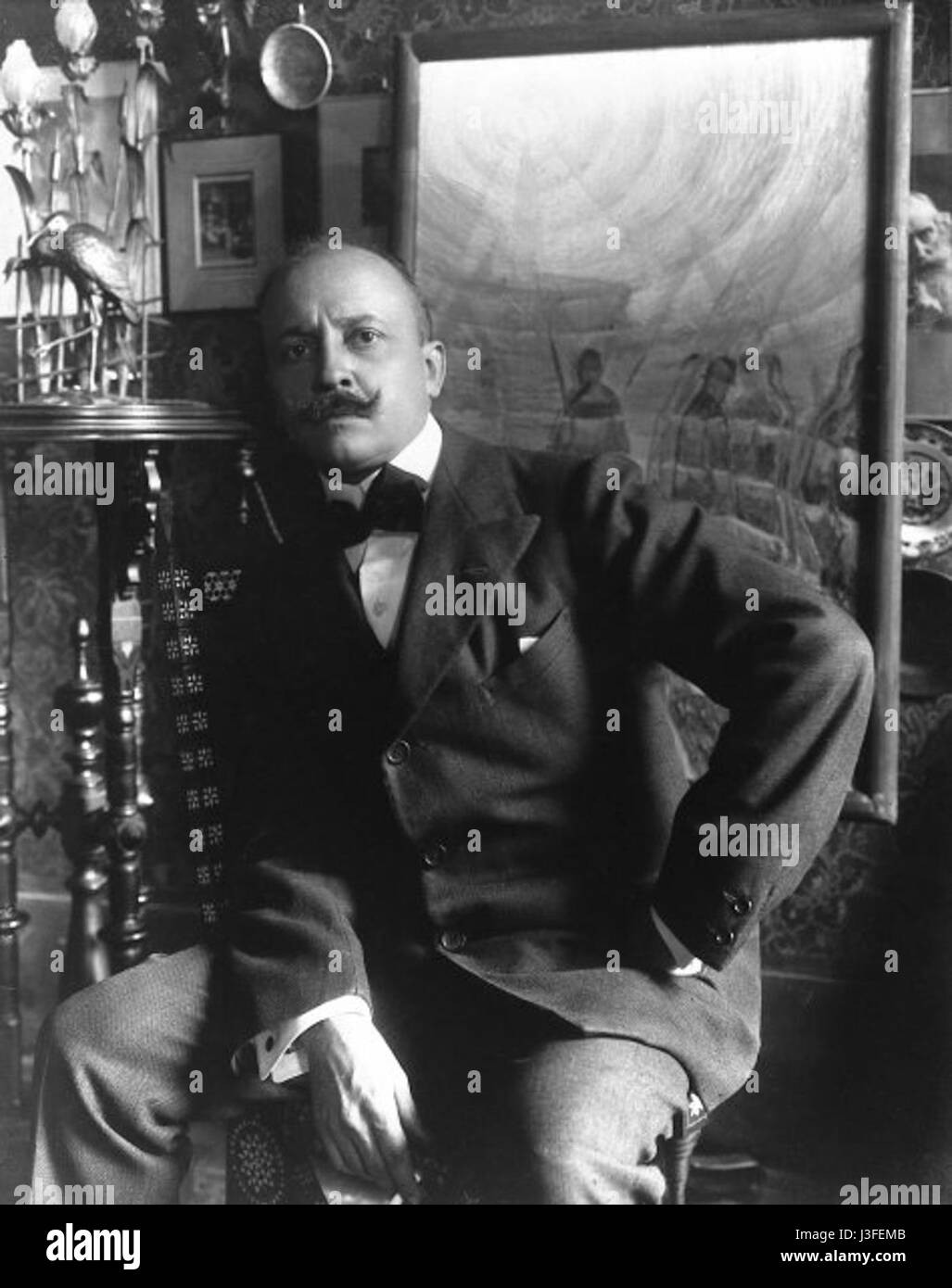 Filippo Tommaso Marinetti war ein italienischer Dichter, Journalist und Gründer des Futurismus. Seine Werke betonten Geschwindigkeit, Technologie und Moderne und er war eine Schlüsselfigur bei der Entwicklung der Avantgardekunst des frühen 20. Jahrhunderts. Stockfoto