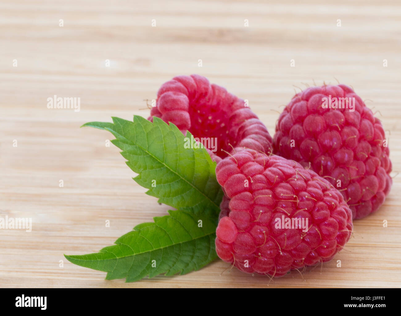 Reife süße Himbeeren auf Holztisch. Großaufnahme, hochauflösende Produkt Stockfoto