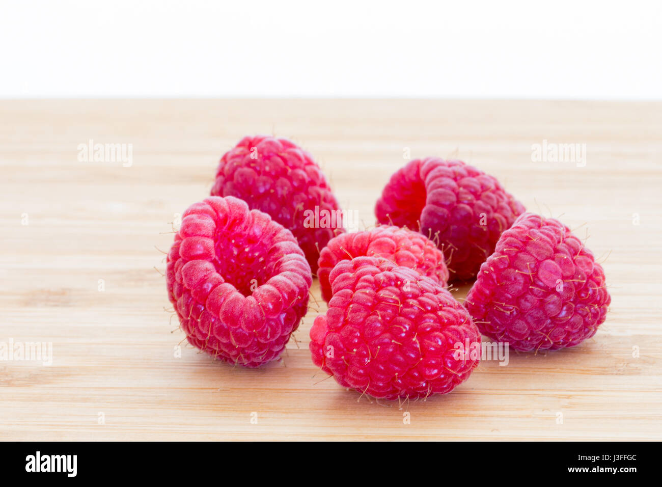 Reife süße Himbeeren auf Holztisch. Großaufnahme, hochauflösende Produkt Stockfoto