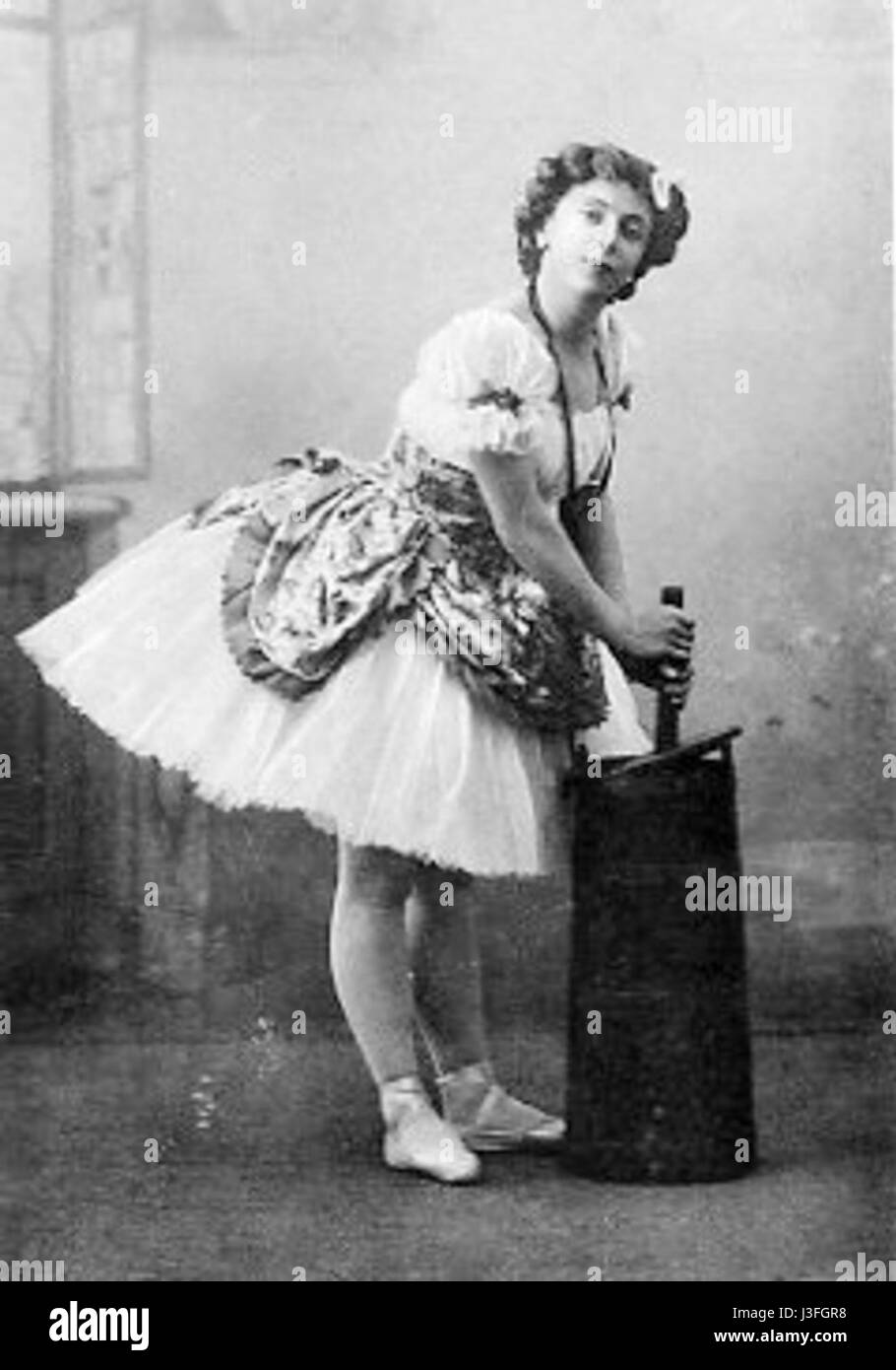 Fille Mal Gardee ist ein klassisches Ballett mit einer bemerkenswerten Aufführung von Olga Preobrajenska um 1890. Das 1789 erstmals aufgenommene Ballett erzählt eine unbeschwerte Geschichte von Liebe und Unfug mit komplizierten Choreografien und zeitlosen Themen. Stockfoto