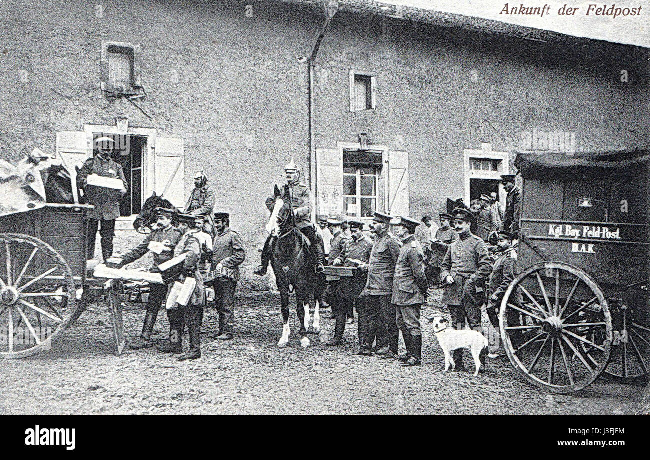 Feldpost bezieht sich auf das Feldpost-System, das im Ersten Weltkrieg, insbesondere 1915, eingesetzt wurde. Dies bezieht sich wahrscheinlich auf Briefe oder Nachrichten, die von Soldaten an der Front gesendet wurden, um Einblicke in die Kommunikation während des Krieges zu erhalten. Stockfoto
