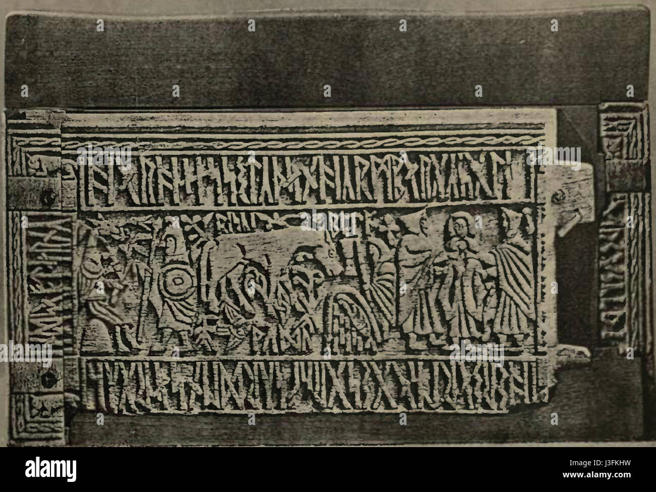 Die Franks-Schatulle ist ein bekanntes angelsächsisches Artefakt. Auf der rechten Seite des Sarges sind komplizierte Schnitzereien zu sehen, die Szenen aus der Mythologie und dem christlichen Symbolismus darstellen und deren historische und künstlerische Bedeutung verdeutlichen. Stockfoto