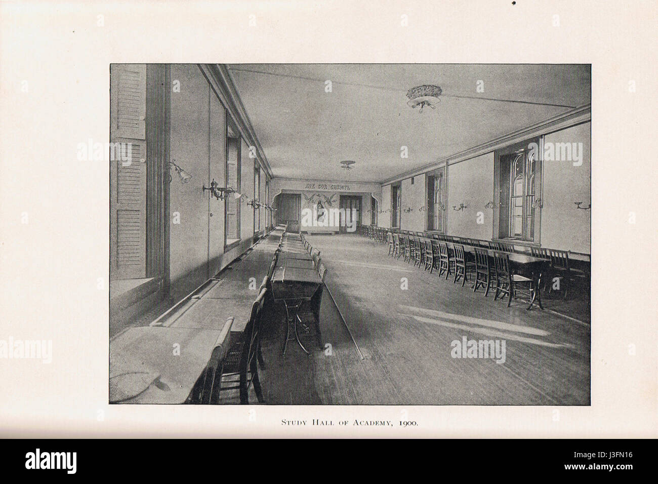 „For Remembrance“, herausgegeben von Agnes Repplier, ist eine Sammlung literarischer Werke, die sich mit Themen der Erinnerung und Reflexion beschäftigen. Die Anthologie umfasst Essays, Geschichten und Gedichte, die menschliche Erfahrung und Geschichte aus verschiedenen Perspektiven untersuchen. Stockfoto