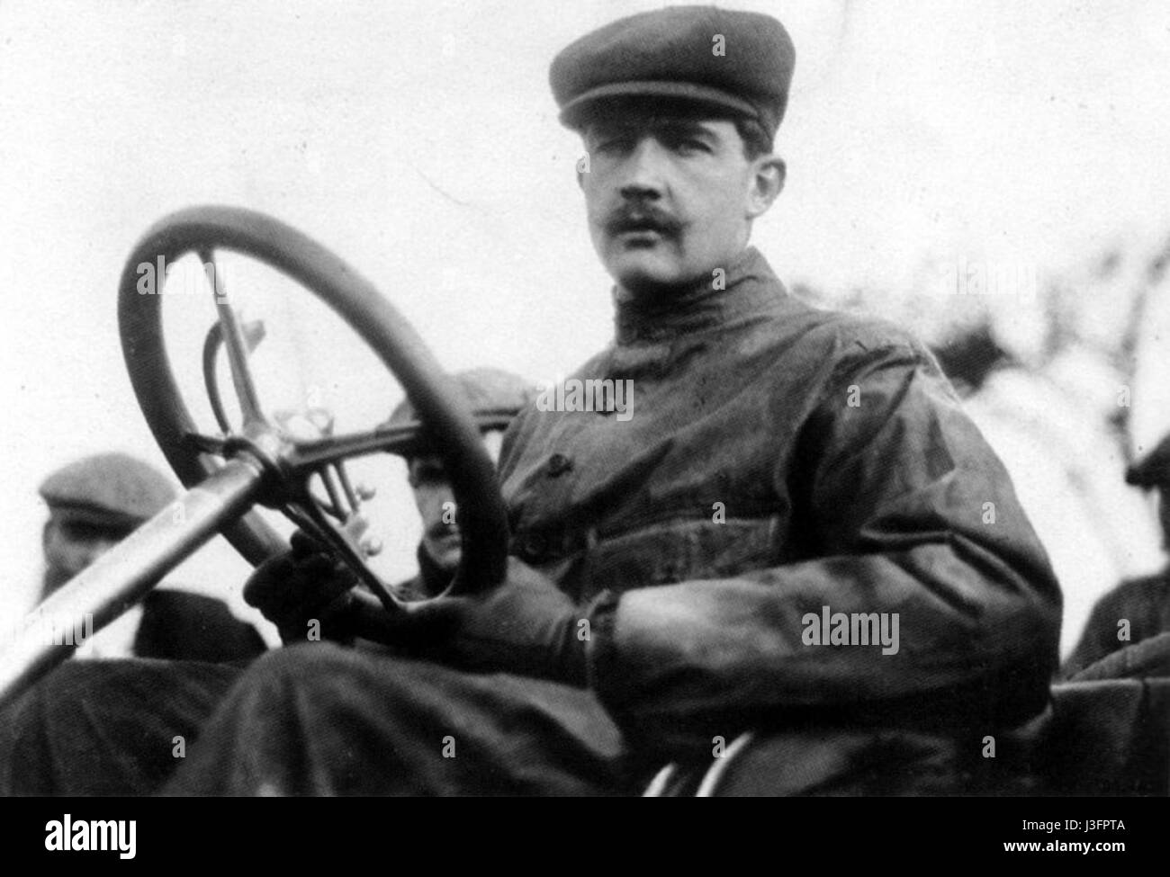 Felice Nazzaro war ein italienischer Rennfahrer, und diese Referenz bezieht sich wahrscheinlich auf ein Foto oder Dokument aus dem Jahr 1907, das seine Karriere zeigt. Stockfoto