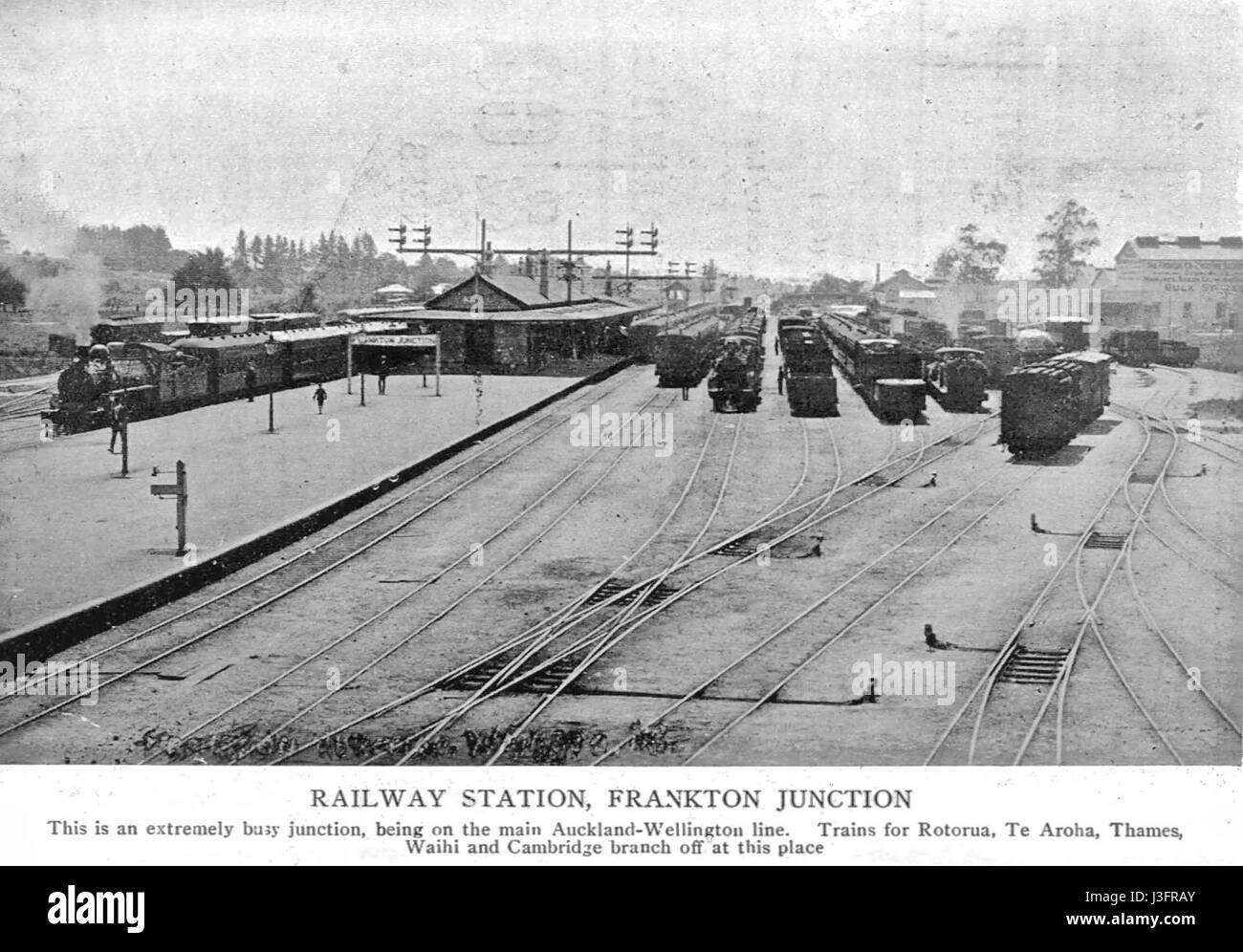 Frankton Junction ist ein Eisenbahnknotenpunkt in Neuseeland und dient als wichtiger Verkehrs- und Logistikpunkt in der Region. Die Anschlussstelle verbindet mehrere wichtige Strecken für den Güter- und Personenverkehr. Stockfoto